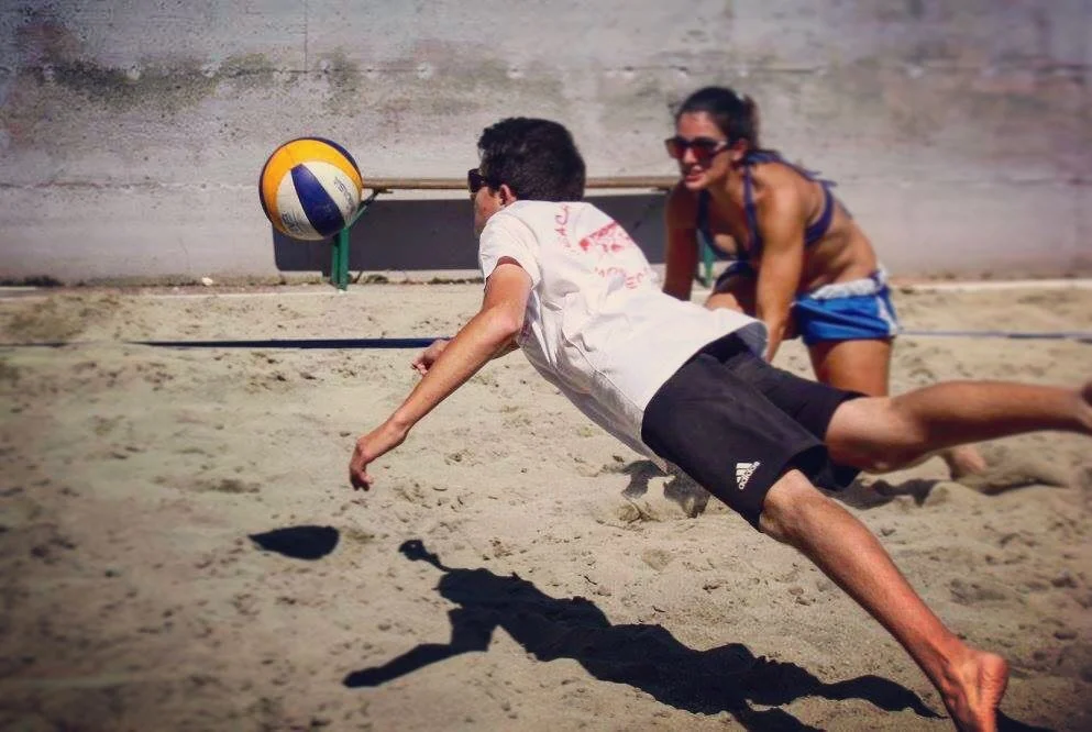 Azione sui campi da beach volley Tuffo sulla sabbia